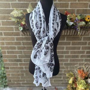 Chic Skull Print Scarf in White and Black